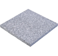 Quadratische Granitplatte mit feinkörniger Struktur für Terrasse und Garten.