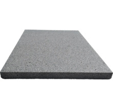 Rechteckige, graue Terrassenplatte aus Naturstein mit feiner, strukturierter Oberfläche.