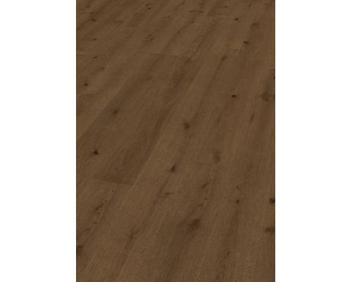 Laminatboden in Eichenoptik mit natürlicher Holzmaserung und Astlöchern in verlegter Ansicht.