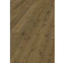 Laminatboden in Eichenoptik mit strukturierter Holzmaserung und Astlöchern für eine natürliche Optik.