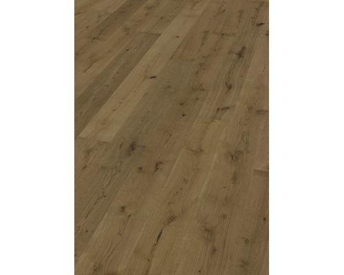 Laminatboden in Eichenoptik mit strukturierter Holzmaserung und Astlöchern für eine natürliche Optik.