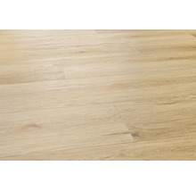 Laminatboden mit realistischer Holzoptik und Struktur, verlegt in einem Innenraum.