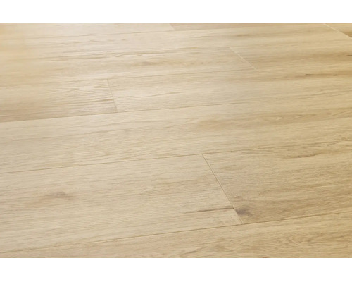 Laminatboden mit realistischer Holzoptik und Struktur, verlegt in einem Innenraum.