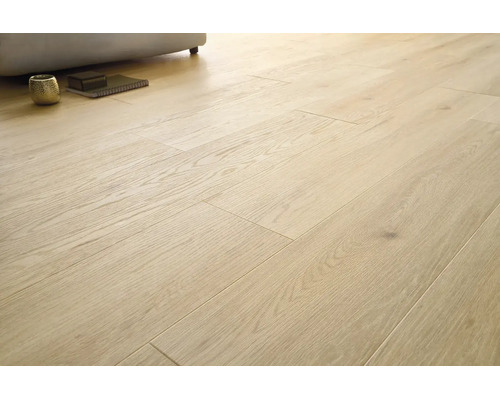 Heller Laminatboden in Eichenoptik mit deutlicher Holzmaserung verlegt in einem Wohnraum