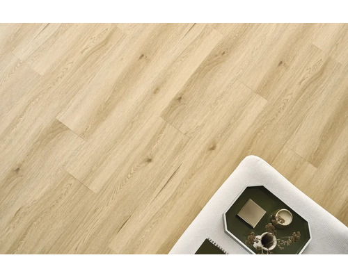 Laminatboden in Eichenoptik mit Holzmaserung als verlegter Bodenbelag in einem hellen Wohnbereich