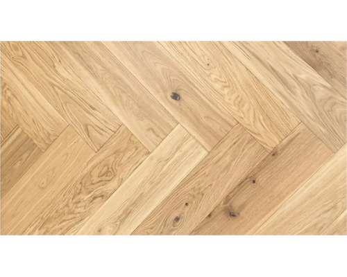 Eichenparkett mit Fischgrätmuster und natürlicher Holzmaserung als Bodenbelag.
