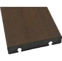 WPC Terrassendiele mit Holzoptik und Nut für die Befestigung