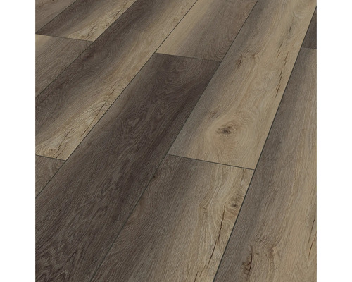 Laminatboden mit Holzoptik und Struktur, verlegt im Verband als Bodenbelag für Wohnbereiche.