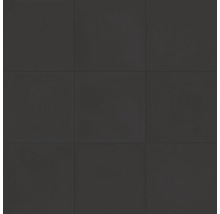 Neun dunkle Bodenfliesen verlegt