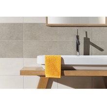 Badezimmer Waschbecken mit Armatur, Handtuch und Fliesen