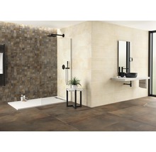 Helles Badezimmer mit Dusche, Waschbecken und Wandfliesen