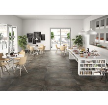 Café mit Tischen, Stühlen und braunem Fliesenboden.