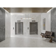 Heller Raum mit zwei Aufzügen, Bodenfliesen und Sitzgelegenheit