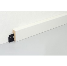 Sockelleiste aus Holz mit Befestigungsclip an einer Wand