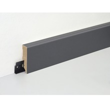 Graue Sockelleiste mit Befestigungsclip an einer Wand.