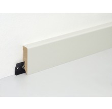 Weiße Fußleiste mit Befestigungsclip an einer Wand.