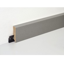 Graue Fussleiste mit Befestigungsclip an Wand und Boden