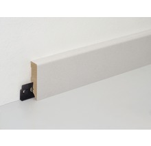 Sockelleiste aus Holz mit Befestigungsclip an einer Wand.