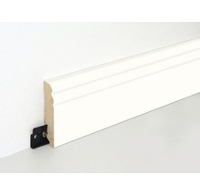 Weiße Fußleiste mit Befestigungsclip an einer Wand