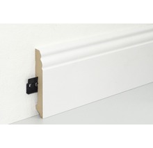 Weiße Sockelleiste mit Befestigungsclip an der Wand