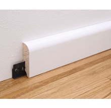 Weisse Fussleiste aus Holz mit Befestigungsclip am Boden