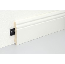 Weiße Fußleiste mit Montageclip an der Wand