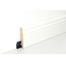 Weiße Sockelleiste mit Befestigungsclip an der Wand