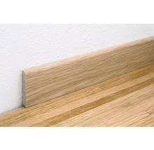 Sockelleiste aus Holz an Wand und Holzboden