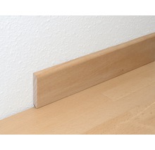 Holzfußleiste an der Wand befestigt