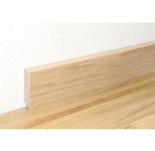 Holzfußleiste an einer Wand