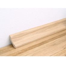 Holzfußleiste an einer Wand über einem Holzboden