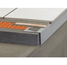 Detailansicht einer Fliesenverlegung mit Fliesenschiene für einen sauberen Abschluss