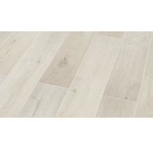 Helle Bodenfliesen in Holzoptik