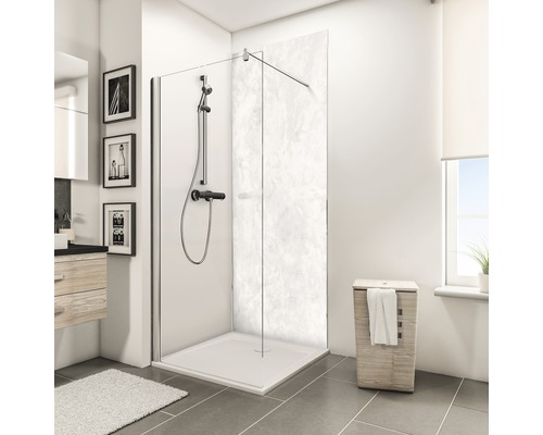 Badezimmer mit ebenerdiger Dusche, Duscharmatur und Wäschekorb