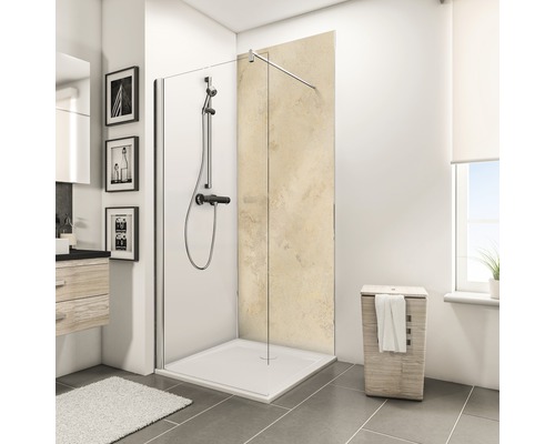 Badezimmer mit Duschkabine, Duschwanne, Brausegarnitur und Holzwäschekorb
