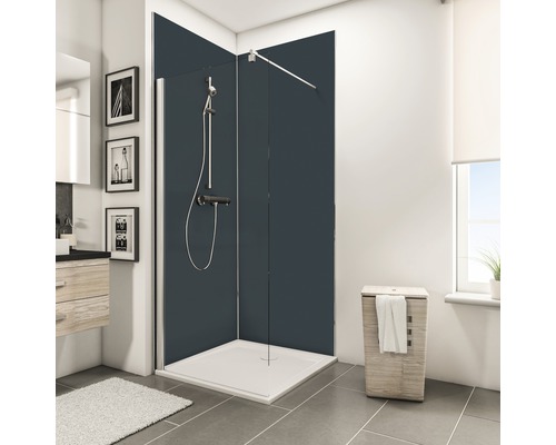Badezimmer mit Duschkabine, Waschbeckenunterschrank und Wäschekorb