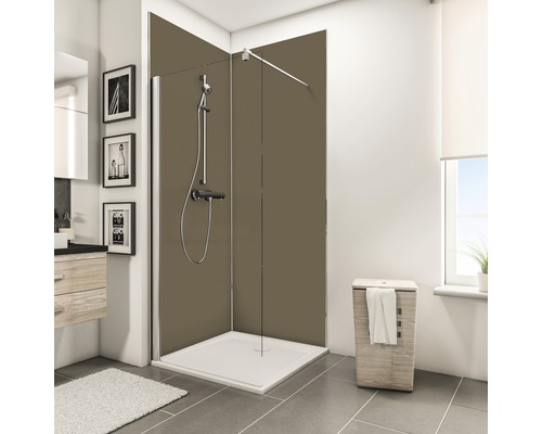 Badezimmer mit Duschkabine, Duschwanne, Waschtisch und Wäschekorb