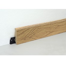 Sockelleiste aus Holz mit Befestigungsclip an einer Wand