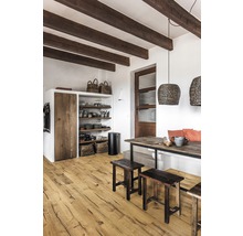 Wohnraum mit Holzbalkendecke, Regalen, Esstisch und Holzboden