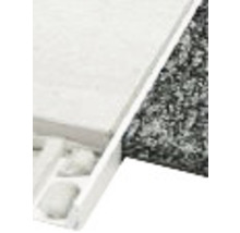 Offene weiße Schublade mit Inhalt auf Teppich