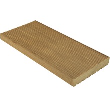 Terrassendiele aus Holz mit geriffelter Oberfläche