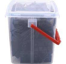 Eimer mit Deckel, gefüllt mit dunklen Pflastersteinen