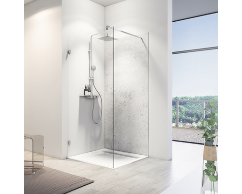 Begehbare Dusche mit Duschwanne, Duscharmatur und Glaswand in einem hellen Badezimmer.