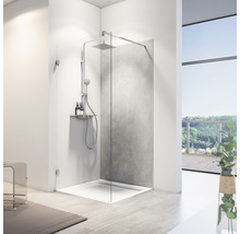 Badezimmer mit ebenerdiger Dusche, Duscharmatur und Duschwand