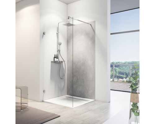 Badezimmer mit ebenerdiger Dusche, Duscharmatur und Duschwand