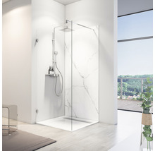 Badezimmer mit Duschkabine, Duscharmatur und Duschwanne