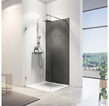 Begehbare Dusche mit Duschwanne, Duschpaneel und Duscharmatur in einem hellen Badezimmer.