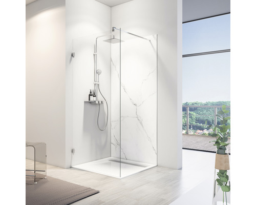 Begehbare Dusche mit Marmoroptik, Duscharmatur und Ablage im modernen Badezimmer.