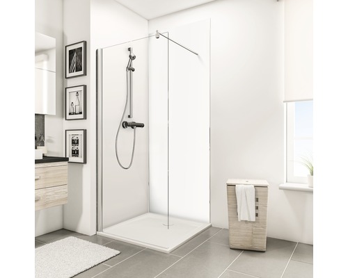Badezimmer mit Duschkabine, Duschwanne und Waschbecken