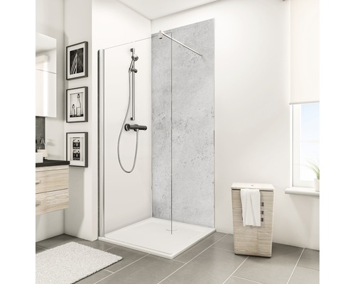 Begehbare Dusche mit Duschkopf und Duschwanne im Badezimmer